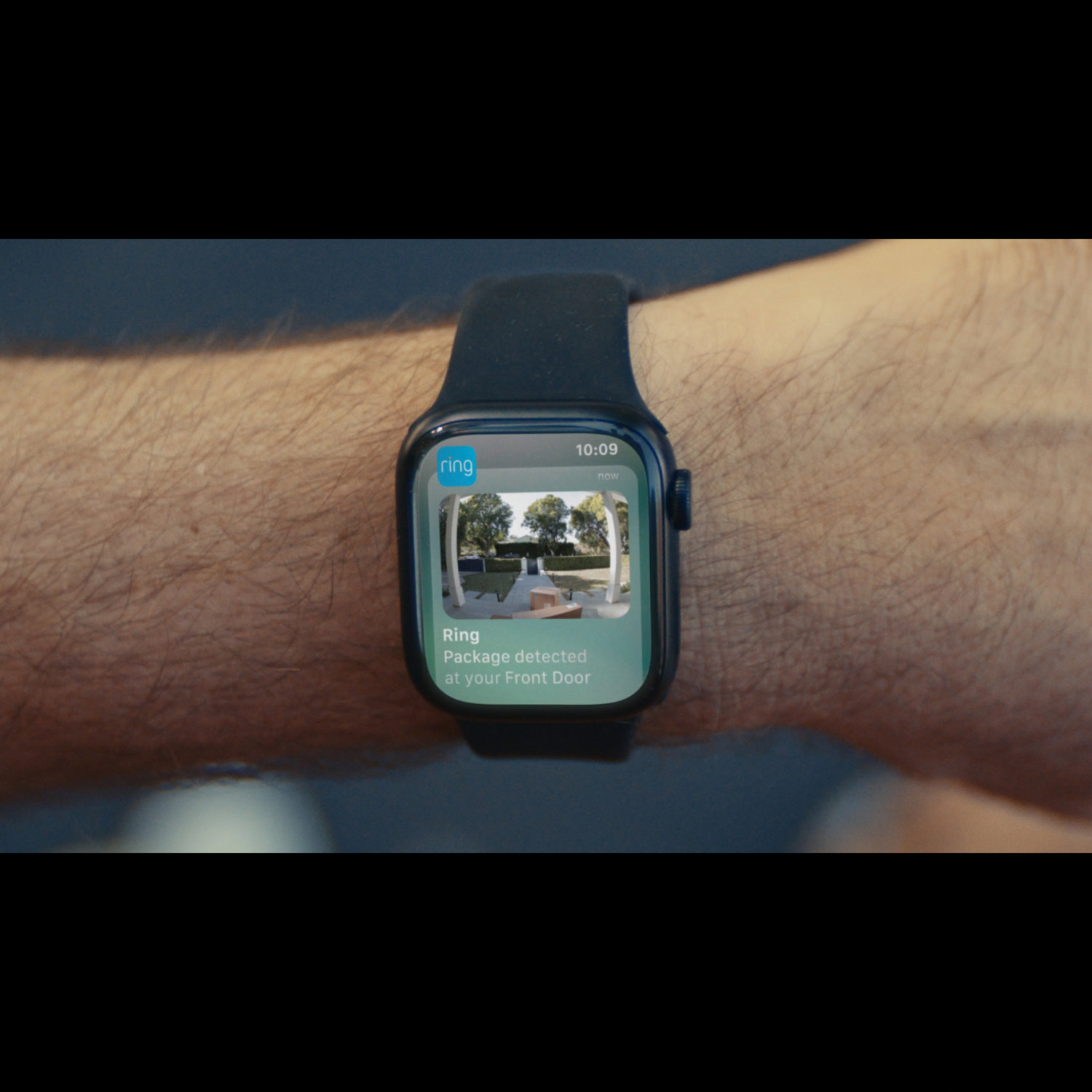 Battery Doorbell - Video showing people receiving packages and alerts and talking to visitors through the Ring Battery Doorbell.