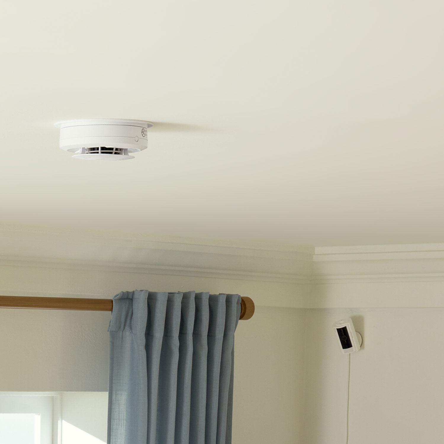 Kidde Wired Smart Smoke Alarm - KIDDE Smart Smoke Alarm in living room.